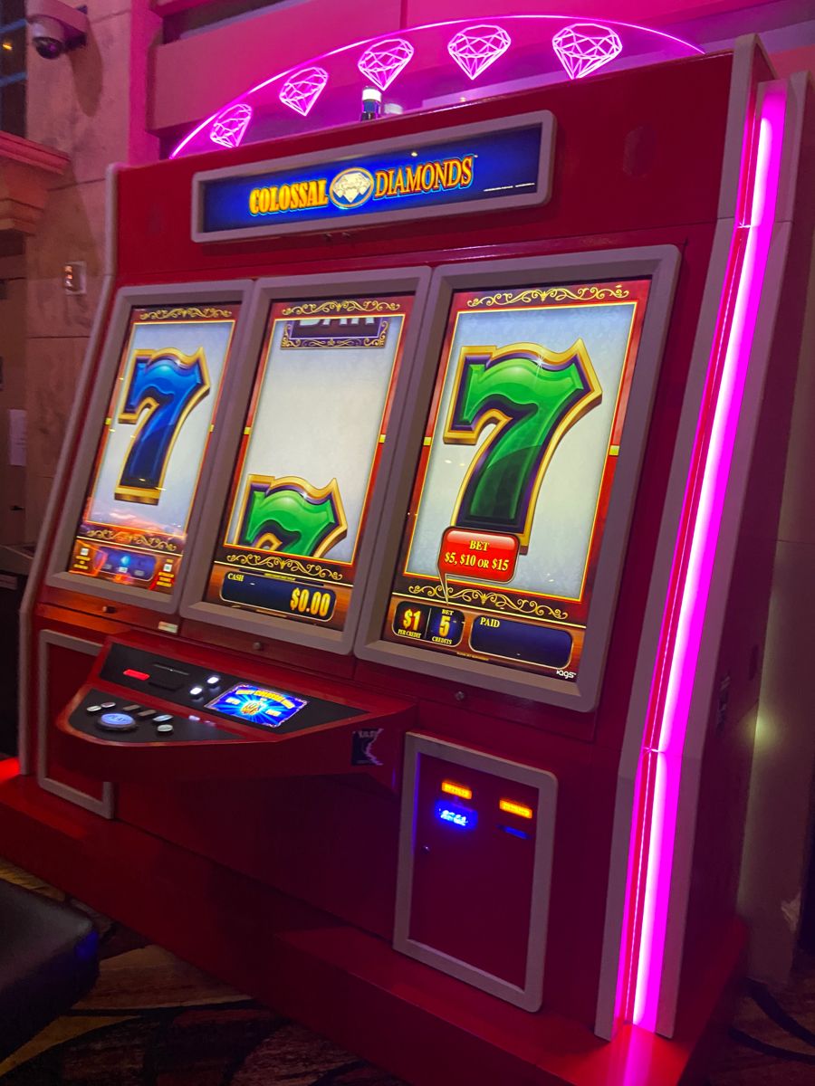 LuckyDays کیسینو میں سلاٹ کھیلنا شروع کریں۔